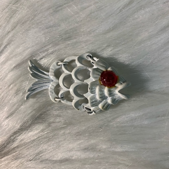 Jewelry - Vintage Moveable Fish Brooch